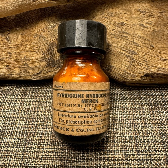 562 - Vintage 1930’s Pyridoxine (Vitamin B6) Apothecary Glass Pharmacy Bottle - Picture 1 of 6